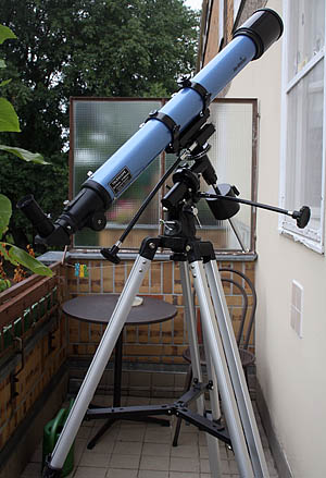 70/900mm-Refraktor auf dem Balkon des Autors