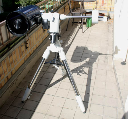 Schmidt-Cassegrain-Teleskop auf dem Balkon